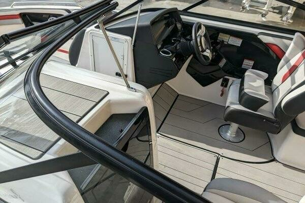 Photo of the 2020 Yamaha Boats 242X