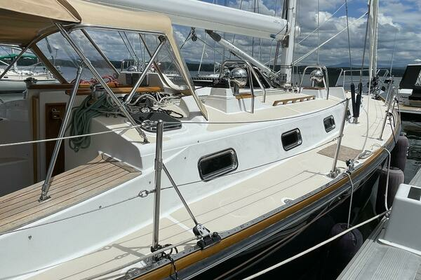 Photo of the 2009 Tartan 4300 "SAPPHIRE"