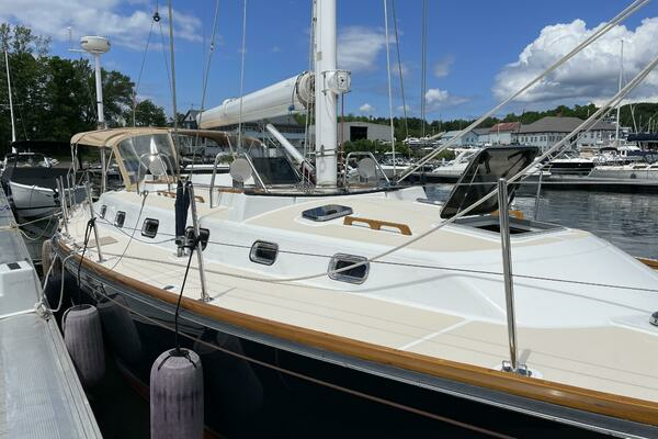 Photo of the 2009 Tartan 4300 "SAPPHIRE"