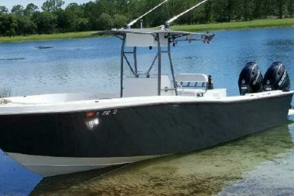 Photo of the 1988 Mako 261 Center Console