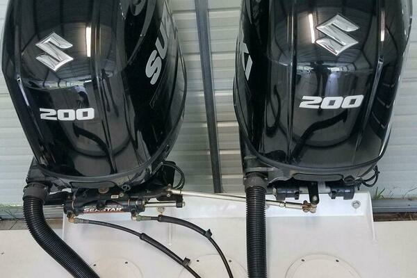 Photo of the 1988 Mako 261 Center Console