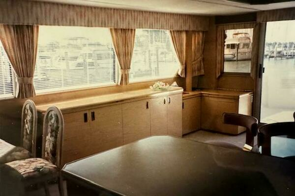 1990 Motor Yacht 70