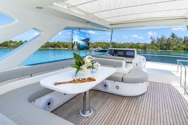 Flybridge dining