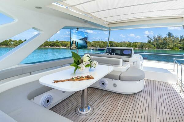 Flybridge dining