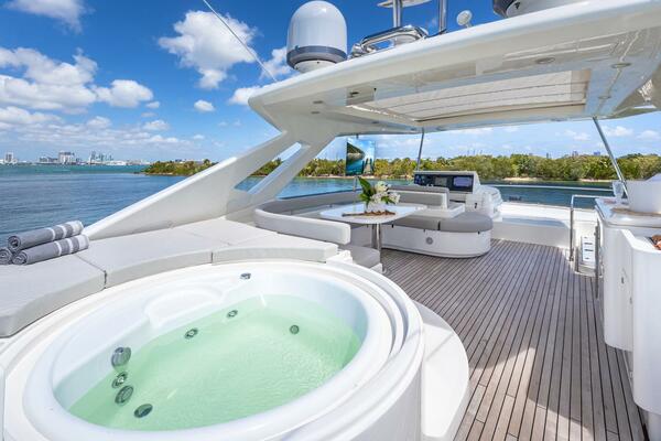 Flybridge Jacuzzi