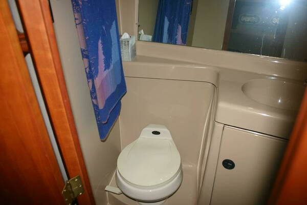 2001 Cruisers Yachts 37