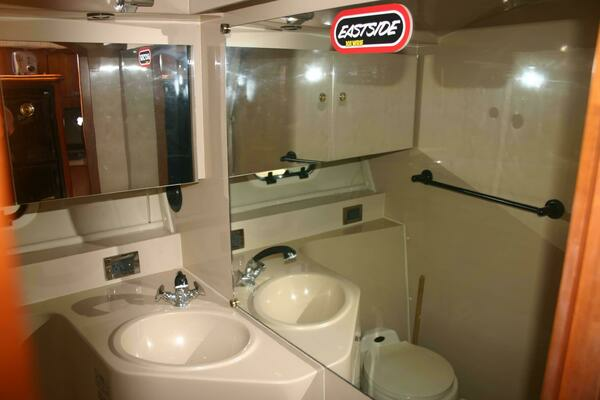 2001 Cruisers Yachts 37