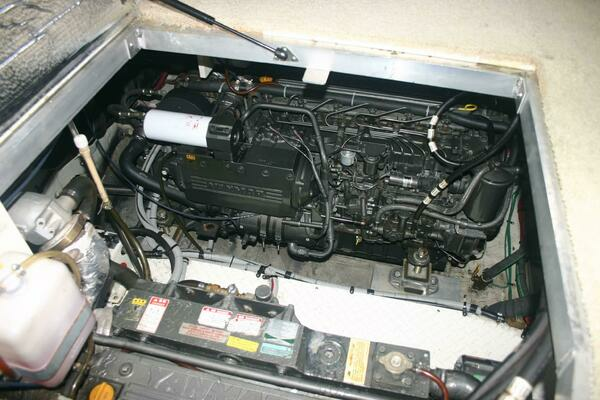 2001 Cruisers Yachts 37