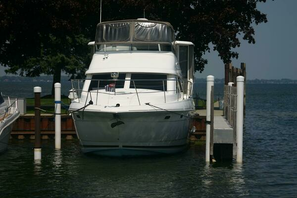 2001 Cruisers Yachts 37