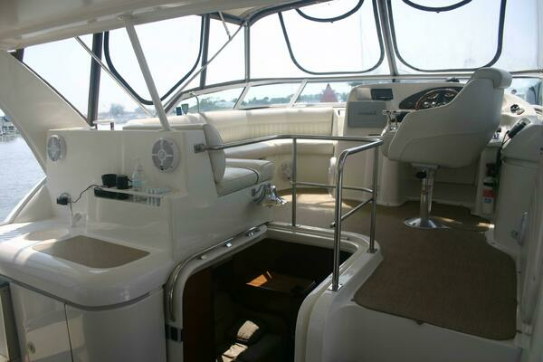 2001 Cruisers Yachts 37