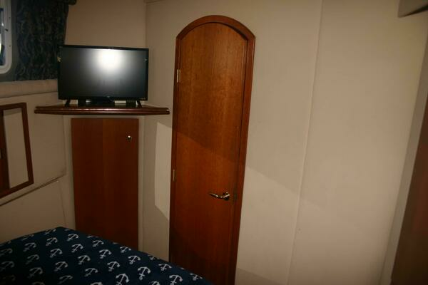 2001 Cruisers Yachts 37