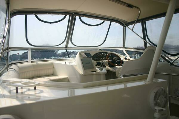 2001 Cruisers Yachts 37