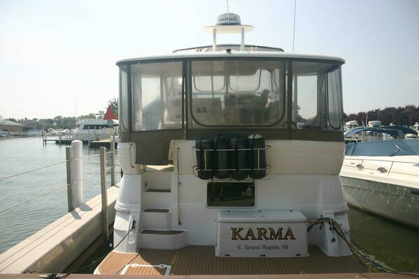 2001 Cruisers Yachts 37