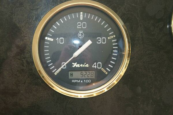 2001 Cruisers Yachts 37