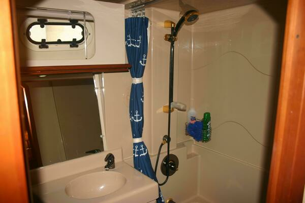 2001 Cruisers Yachts 37