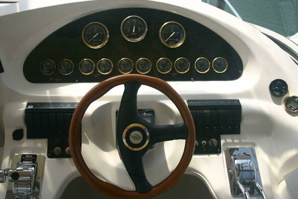 2001 Cruisers Yachts 37