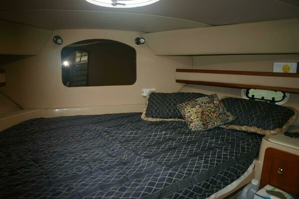 2001 Cruisers Yachts 37