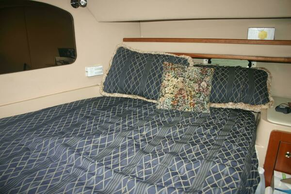 2001 Cruisers Yachts 37