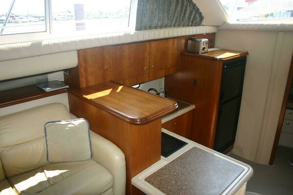 2001 Cruisers Yachts 37