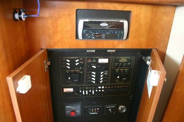 2001 Cruisers Yachts 37