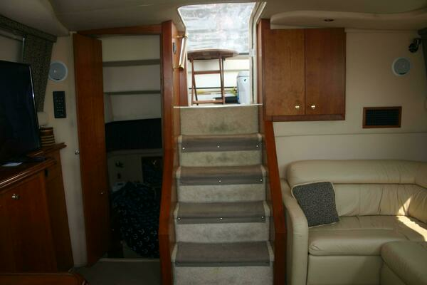 2001 Cruisers Yachts 37
