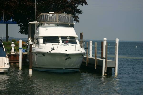 2001 Cruisers Yachts 37