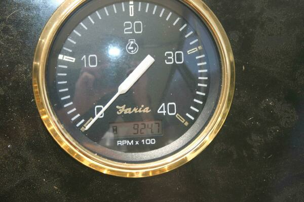 2001 Cruisers Yachts 37