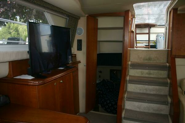 2001 Cruisers Yachts 37