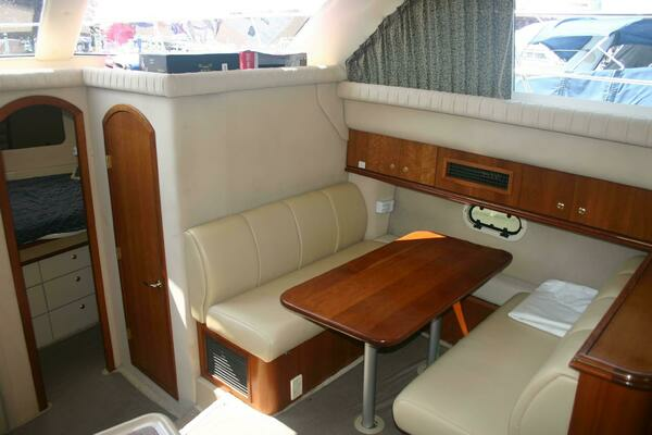 2001 Cruisers Yachts 37