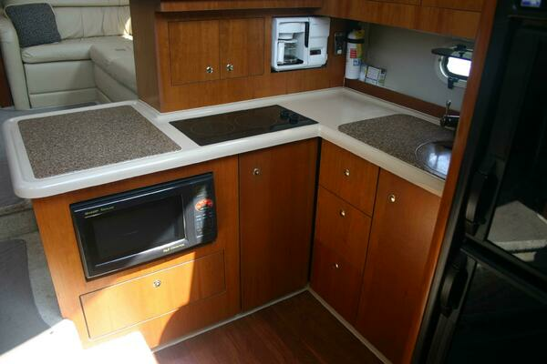 2001 Cruisers Yachts 37