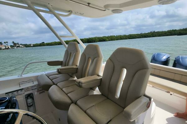 2015 Pursuit 31