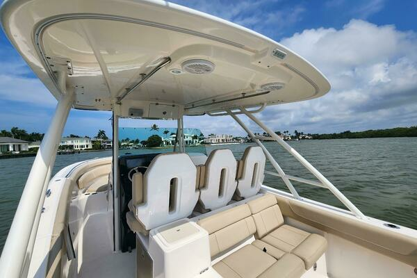 2015 Pursuit 31