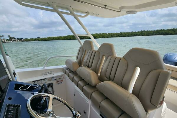 2015 Pursuit 31
