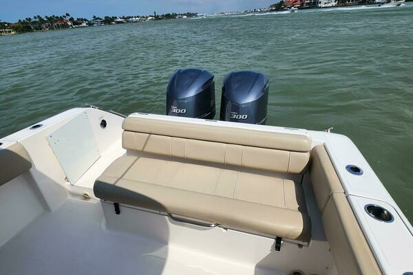 2015 Pursuit 31
