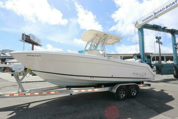 Photo of the 2017 Robalo R260 Center Console
