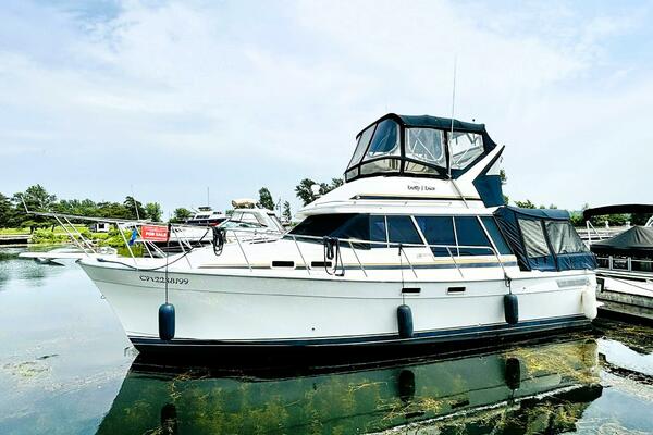 KNOTTY  amp  KNICE 32ft Bayliner Yacht For Sale