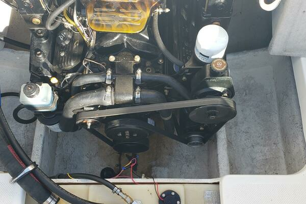 Photo of the 2004 Maxum 2400 SCR