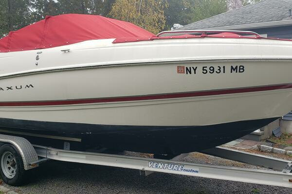 Photo of the 2004 Maxum 2400 SCR