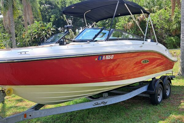Photo of the 2019 Sea Ray SPX 230 OB