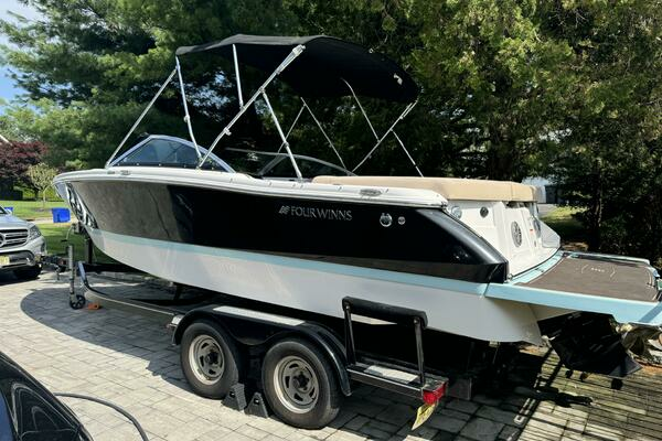 Photo of the 2019 Four Winns H230