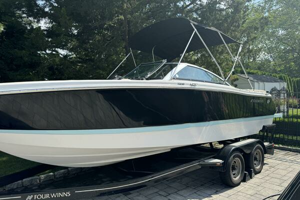 Photo of the 2019 Four Winns H230