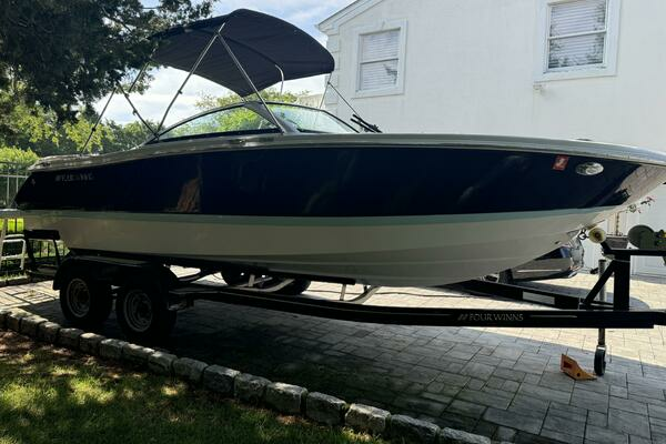 Photo of the 2019 Four Winns H230