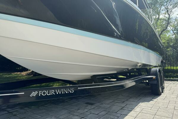 Photo of the 2019 Four Winns H230