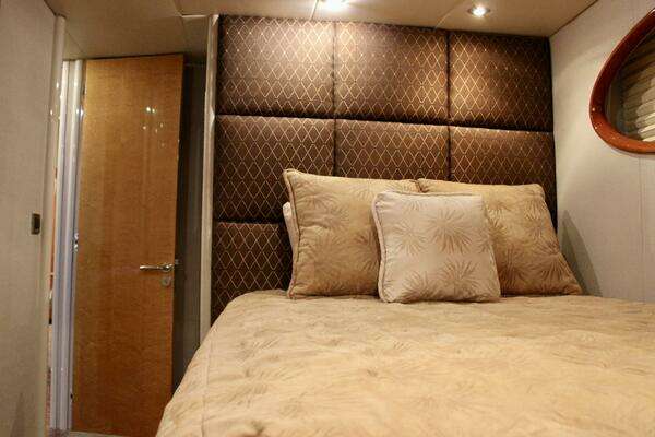 2007 Lazzara Yachts 74