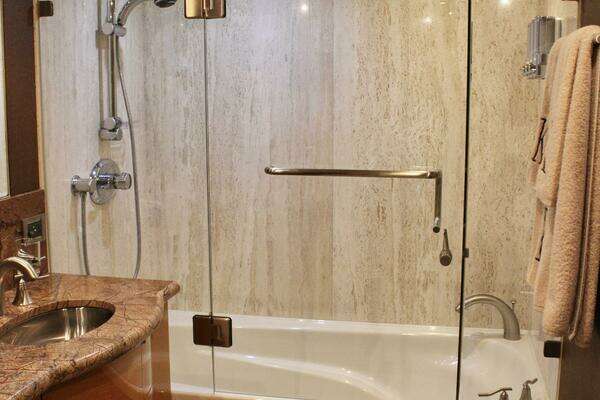 2007 Lazzara Yachts 74