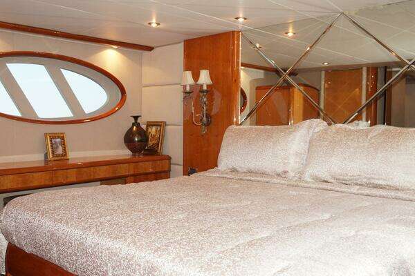 2007 Lazzara Yachts 74