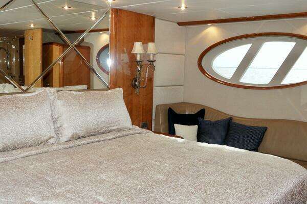 2007 Lazzara Yachts 74