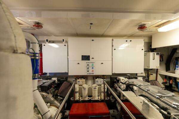 2007 Lazzara Yachts 74