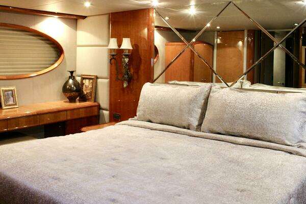 2007 Lazzara Yachts 74