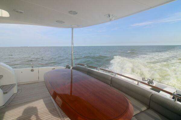 2007 Lazzara Yachts 74